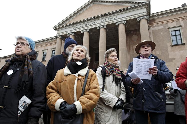 Bedsteforældre for Asyl synger foran Københavns Byret