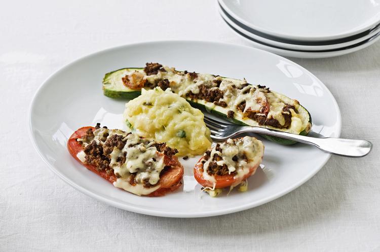 Sparemad. Der er ingen grund til at leve af spaghetti og ketchup, når madbudgettet er stramt. Her er opskrifter til billig men lækker hverdagsmad. 