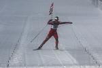 guldtørst. Marit Bjørgen løber sidste tur i 4X5 kilometer ved VM i Norgen - med et norsk flag. 