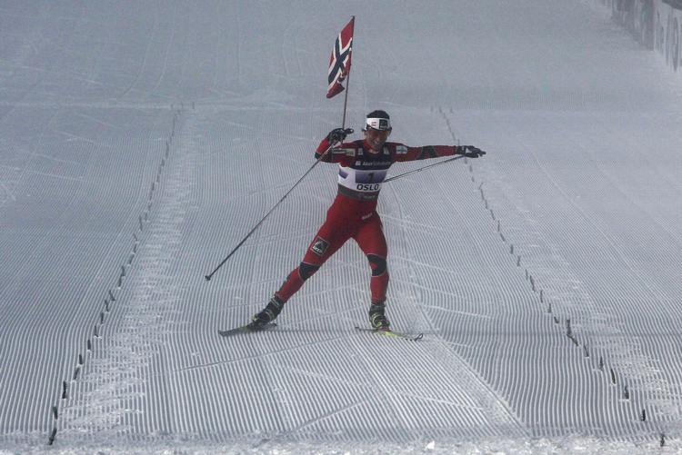 guldtørst. Marit Bjørgen løber sidste tur i 4X5 kilometer ved VM i Norgen - med et norsk flag. 