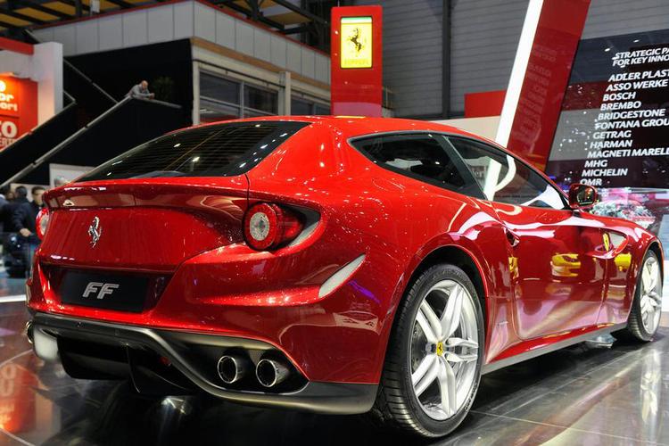 Ferrari FF er familievenlig, da den har en bagklap, stort bagagerum og fire siddepladser. 