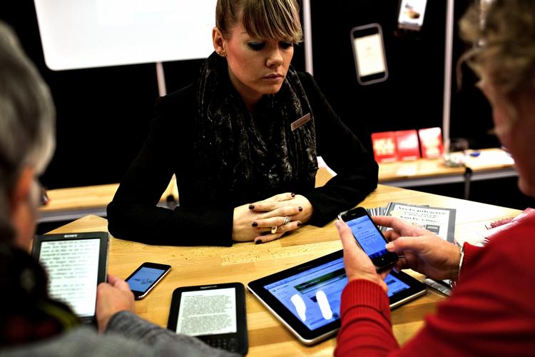 E-BØGER. Gydeldan præsenterer e-bøger på sidste års bogmesse. EU mistænker forlag i flere europæiske lande for at fuske med priserne. 
