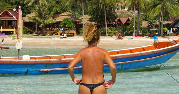 TOPLØS. Mere end hver tredje danske kvinde bryder sig ikke om, at andre kvinder soler sig uden bikinitop på ferien. 
