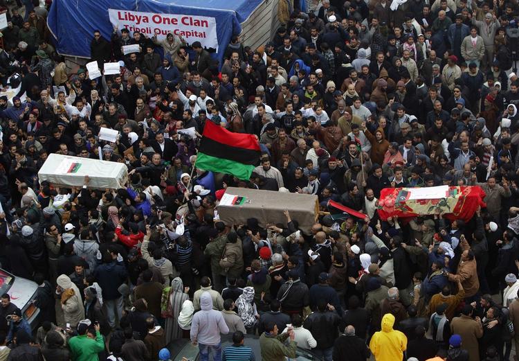 Beskyttelsesmulighed. FN's Sikkerhedsråd og EU har med henvisning til Libyens forpligtelse til at beskytte sin befolkning - og dermed til resolutionen RtoP - vedtaget en våbenembargo mod Libyen samt indefrysning af bankkonti mv. 