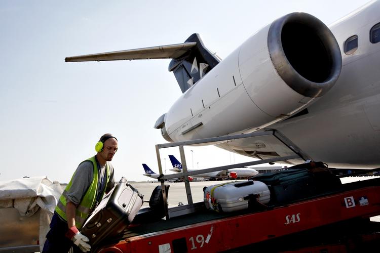 Forurening. Det er et risikabelt arbejde at håndtere baggage på 'forpladsen' i Københavns Lufthavn. 