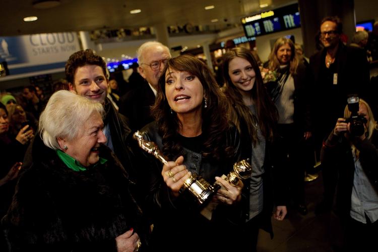 Tillykke. Susanne Bier er netop ankommet til Kastrup Lufthavn. »Han havde sit eget lille sæde i flyveren« griner instruktøren med den gyldne statuet i hånden. 
