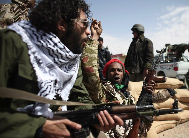 Oprør. Deserterede libyske soldater og oprørere har hidtil lykkedes at holde Moamar Gaddafi-tro styrker ude af den vigtige olieby Brega. Billedet er fra gårsdagens kampe. 