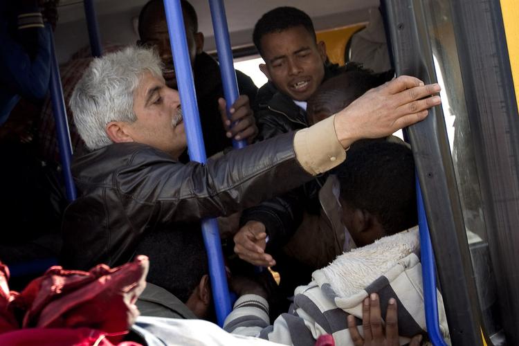 Hjem. »Folk er held vilde for at komme med en bus væk«, siger Olav Hergel, politiken.dk's journalist ved grænsen. 