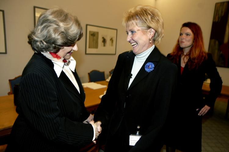 Velkommen. Birthe Rønn Hornbech bød Marion Pedersen velkommen til hendes første gruppemøde efter valget i 2005. 