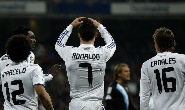 Udskiftning. I forbindelse med sin tredje scoring blev Cristiano Ronaldo så skadet, at han ikke kunne spille videre. 