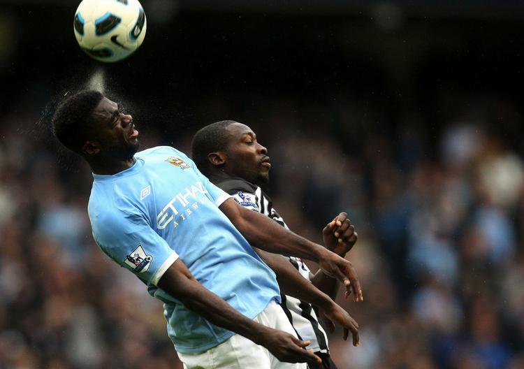 positiv. En dopingprøve har indtil videre sendt Kolo Toure (tv.) ud på sidelinien i Manchester City. 
