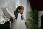 UFORSTÅENDE. Moamar Gaddafi og hans støtter nægter at have forbrudt sig mod menneskeheden. 