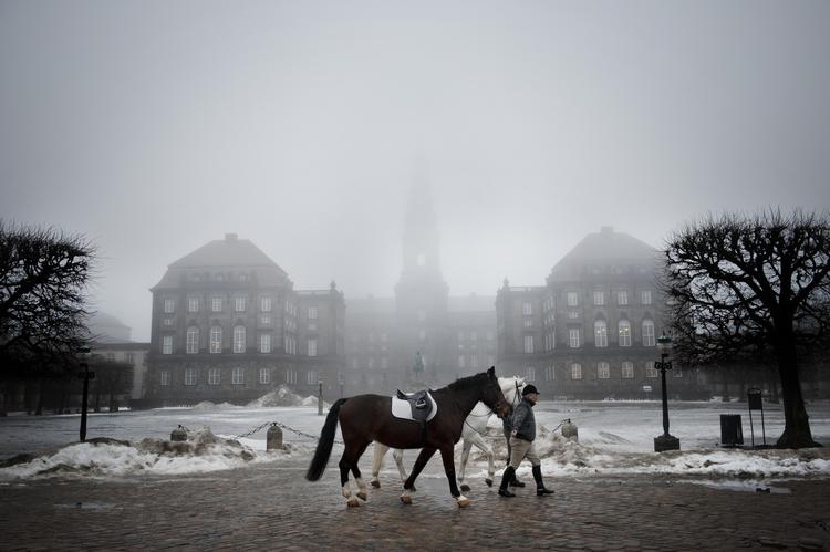 Stilstand. Siden Folketinget åbnede i oktober har Christiansborg var indhyldet i tåge rent politisk. Stort set ingen politiske forhandlinger ser ud til at blive til noget. Kun valgrygterne er i bevægelse. 