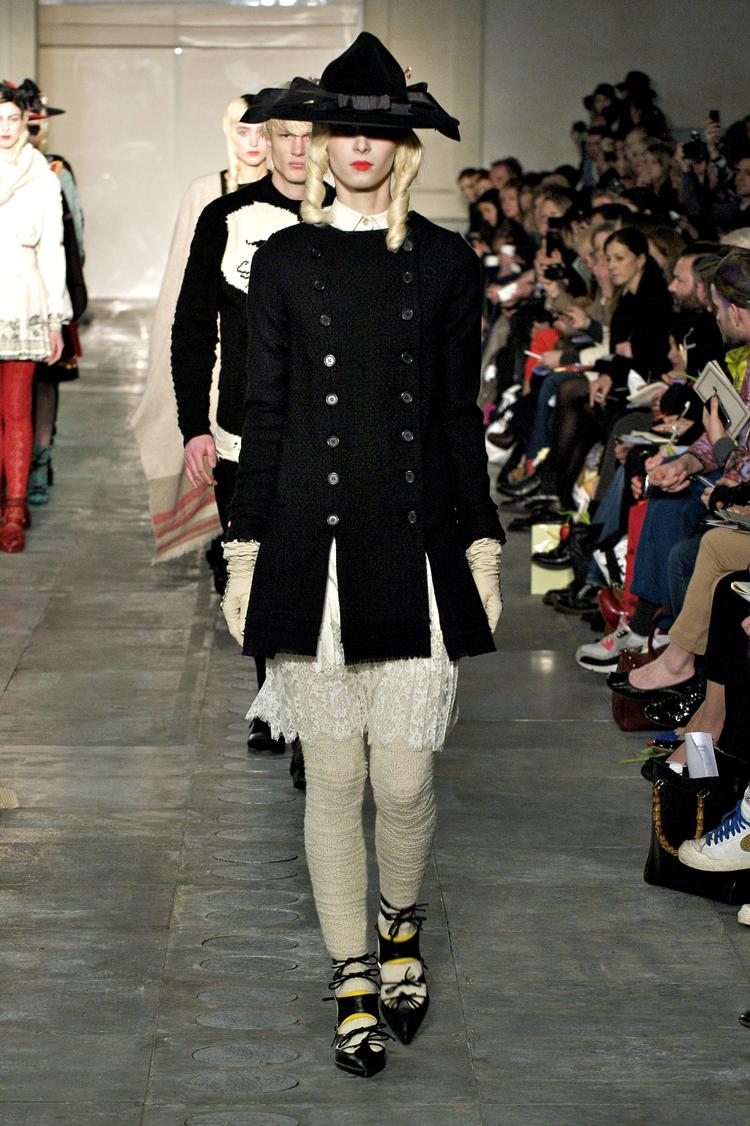 Heksehyl. Skolepiger i sorte frakker og blondekjoler prægede det anderledes show fra duoen Meadham Kirchhoff ved modeugen i London. 