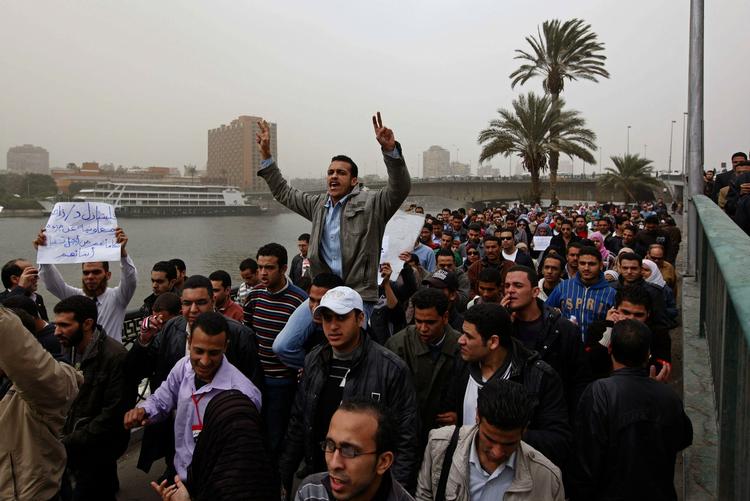 Demokratibevægelse. Det demokratiske oprør i den arabiske verden er stadig uhyre skrøbeligt. De unge demokrater har brug for en hjælpende hånd fra den vestlige verden. 