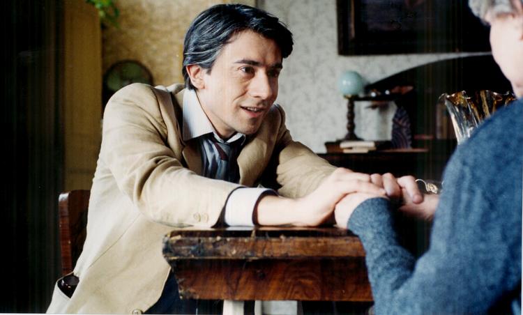 HELDAGSFILM. I Marco Tullio Giordanas seks timer lange film følger vi livet i 'En italiensk familie' i årene 1966-2000. De to hovedpersoner er et par brødre, der går hver sin vej i tilværelsen: Matteo bliver militærmand, Nicola psykiater. 