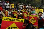 DEMONSTRATION. Flere tusinde gik på gaden i India i onsadgs for at protestere mod en aftale mellem EU og Indien, der ifølge Læger Uden Grænser kan koste liv. 