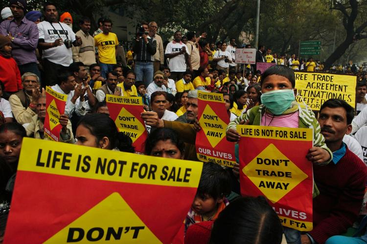 DEMONSTRATION. Flere tusinde gik på gaden i India i onsadgs for at protestere mod en aftale mellem EU og Indien, der ifølge Læger Uden Grænser kan koste liv. 