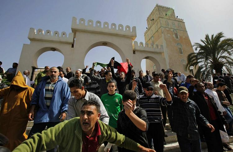 Krigshandlinger. Flere steder har der været voldsomme kampe i Libyen. Billedet viser regeringsfjentlige demonstranter i hovedstaden Tripoli. 