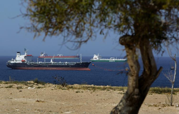 Blokader. Masser af skibe ligger for anker i middelhavet ud for LIbyens kyst. Her er det olietankere ud for byen Zawiya vest for Tripoli. 