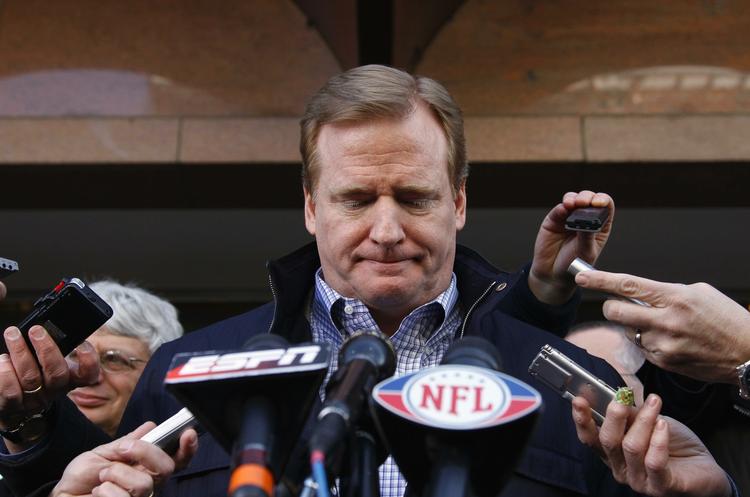 arbejdskamp. Roger Goodell fra NFL virker presset under et pressemøde om de langstrakte forhandlinger. 