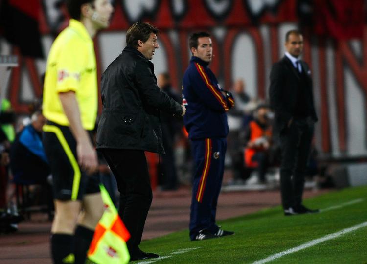 regnskabshensyn. Michael Laudrup dirigerer sine Mallorca-spillere fra sidelinjen i kampen mod storholdet fra Barcelona. 