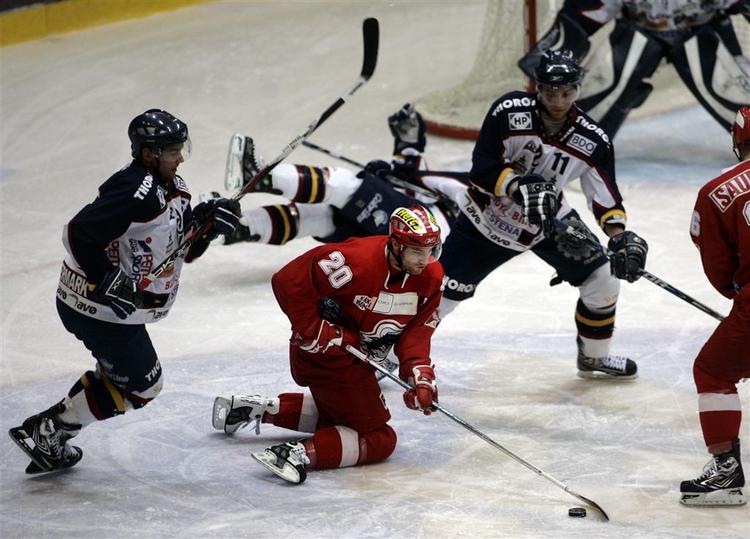 slutspil. To af holdene er klar til semifinaler i slutspillet i ishockey. I den ene puljer er alt dog fortsat åbent. 