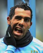 forbud. Det er ikke halsvarmeren, der har gjort Manchester Citys Carlos Tevez ondt. Men Fifas regeludvalg frygter, at der kan ske alvorlige uheld, hvis en spiller får fat i en halsedise på en modstander, der er i fuldt løb. 