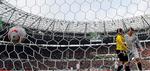 mål. Bayerns målmand Thomas Kraft og Holger Badstuber skal sammen finde bolden ud af målet efter Hannovers første scoring. 