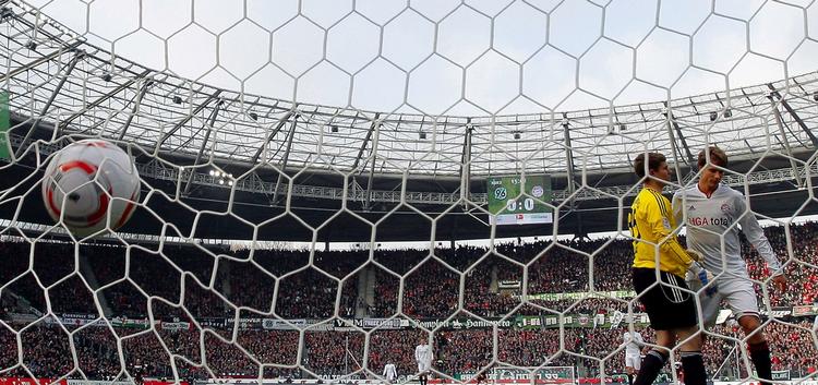 mål. Bayerns målmand Thomas Kraft og Holger Badstuber skal sammen finde bolden ud af målet efter Hannovers første scoring. 