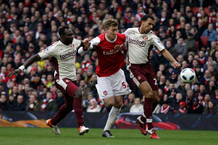 opvartning. Nicklas Bendtner var farlig før pausen for Arsenal, og Sunderland havde et vågent øje på danskeren. 