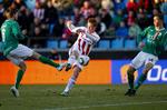 drømmehug. AaB's Jeppe Curth rammer bolden klokkerent og scorer til 1-0, som længe så ud til at blive kampens resultat mod Silkeborg. 
