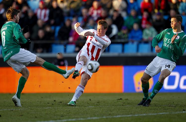 drømmehug. AaB's Jeppe Curth rammer bolden klokkerent og scorer til 1-0, som længe så ud til at blive kampens resultat mod Silkeborg. 