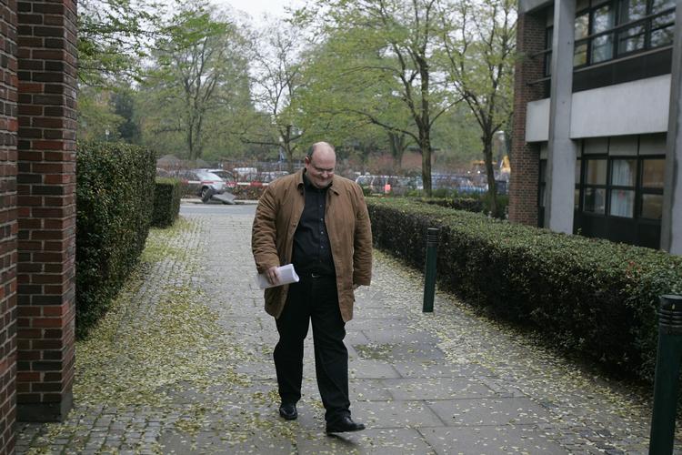 Familie. Erik Skov Pedersen har efter alt at dømme ikke det bedste forhold til sin mor. Hun har nu igen anmeldt sin søn til politiet for svindel. 