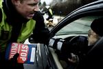 Kontrol. De er flinke nok til at advare i forvejen om, at de går på vejene og kontrollerer danskernes sele- og taleevner. Her er vi ved en razzia i Valby for fire år siden. 