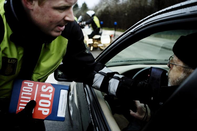 Kontrol. De er flinke nok til at advare i forvejen om, at de går på vejene og kontrollerer danskernes sele- og taleevner. Her er vi ved en razzia i Valby for fire år siden. 
