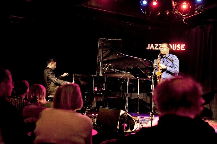 Makkerpar. Vijay Iyer ved flyglet og Ruddresh Mahanthappa med altsaxofon lørdag aften i Copenhagen JazzHouse.