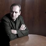 Kortfattet. Ferdinand von Schirach arbejder med en aristokratisk og anonym stil i sine korte forbryderhistorier. 