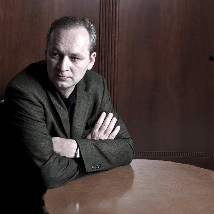 Kortfattet. Ferdinand von Schirach arbejder med en aristokratisk og anonym stil i sine korte forbryderhistorier. 