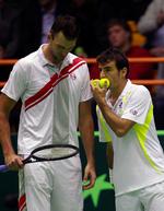 tyr! Du skal bare slå igennem, har Ivan Dodig muligvis hvisket - og det gjorde Ivo Karlovic så i Davis Cup-doublen mod Tyskland. 