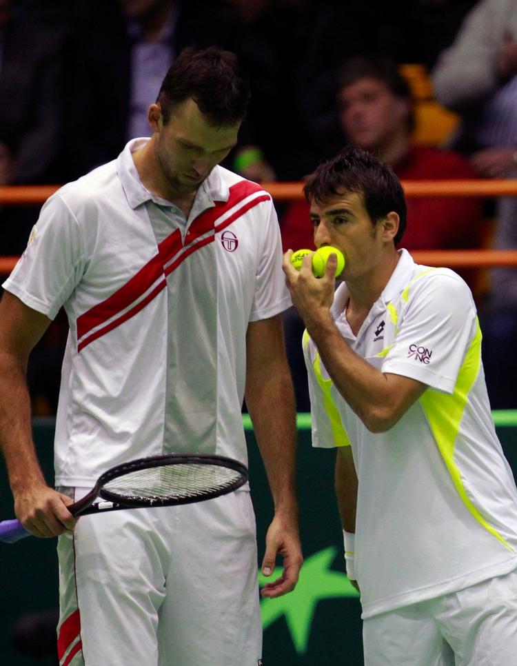 tyr! Du skal bare slå igennem, har Ivan Dodig muligvis hvisket - og det gjorde Ivo Karlovic så i Davis Cup-doublen mod Tyskland. 