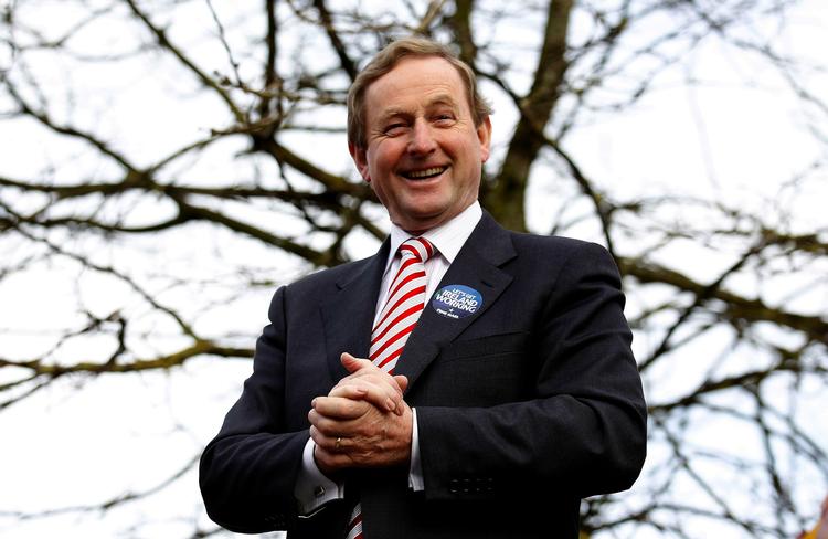 Højre. En glad mand, selv om der er lang vej for Enda Kenny, før Irland kommer på økonomisk ret køl. 