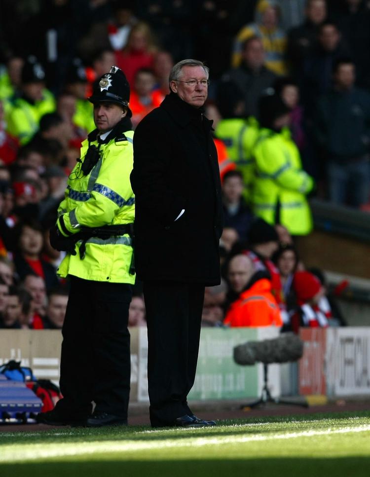 sur. Straffen fra det engelske FA har fået Alex Ferguson til at klappe i som en østers. 