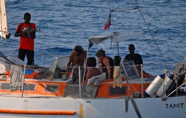 Piratjagt. Fisk for milliarder bliver hvert år tyvstjålet i farvandene ud for Afrikas kyster. En international kystvagt kan sikre, at de mange penge går til de fattige kystområder. Arkivfoto: AP 