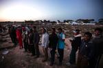 FLYGTNINGE. Bangladeshere står i madkøen i en flygtningelejr i Ras Ajdir i Tunesien efter at være flygtet fra Libyen. 