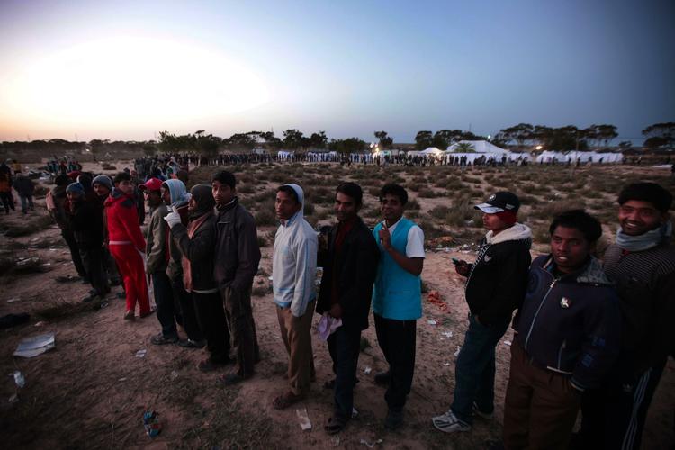 FLYGTNINGE. Bangladeshere står i madkøen i en flygtningelejr i Ras Ajdir i Tunesien efter at være flygtet fra Libyen. 