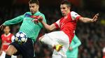 Ude. Arsenal må undvære målscoreren fra det første opgør i London, Robin van Persie (t.h.), mens Barcelonas Gerard Pique afsoner karantæne. 