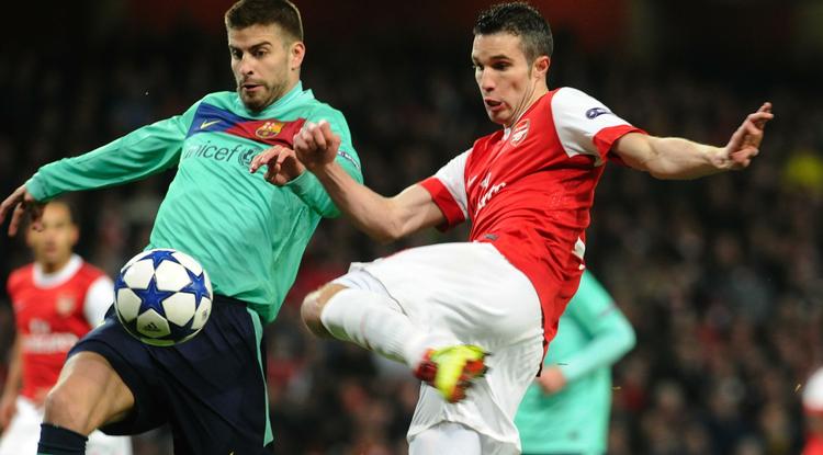Ude. Arsenal må undvære målscoreren fra det første opgør i London, Robin van Persie (t.h.), mens Barcelonas Gerard Pique afsoner karantæne. 