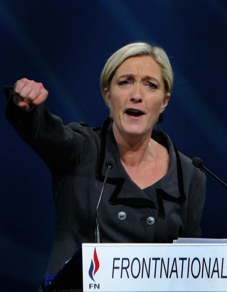 Chok. Marine le Pen står bag den chokerende meningsmåling, hvor det højrenationale franske parti Den Nationale Front står til at slå såvel Sarkozys som socialisterne ved et kommende præsidentvalg. 