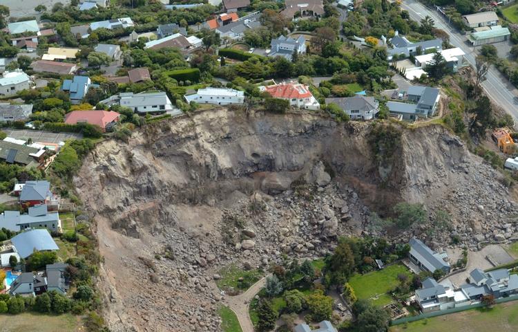 ØDELÆGGELSER. Kæmpesten rev sig løs fra skråning under jordskælvet i Christchurch. 